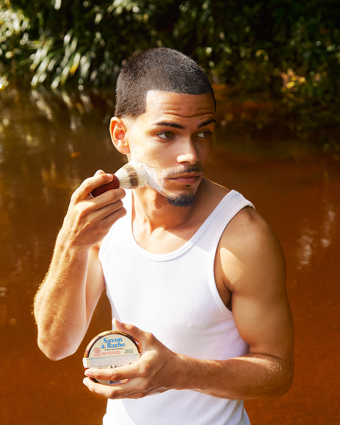 Photoshoot for Nature Amazonie : A man shaving his face by the river