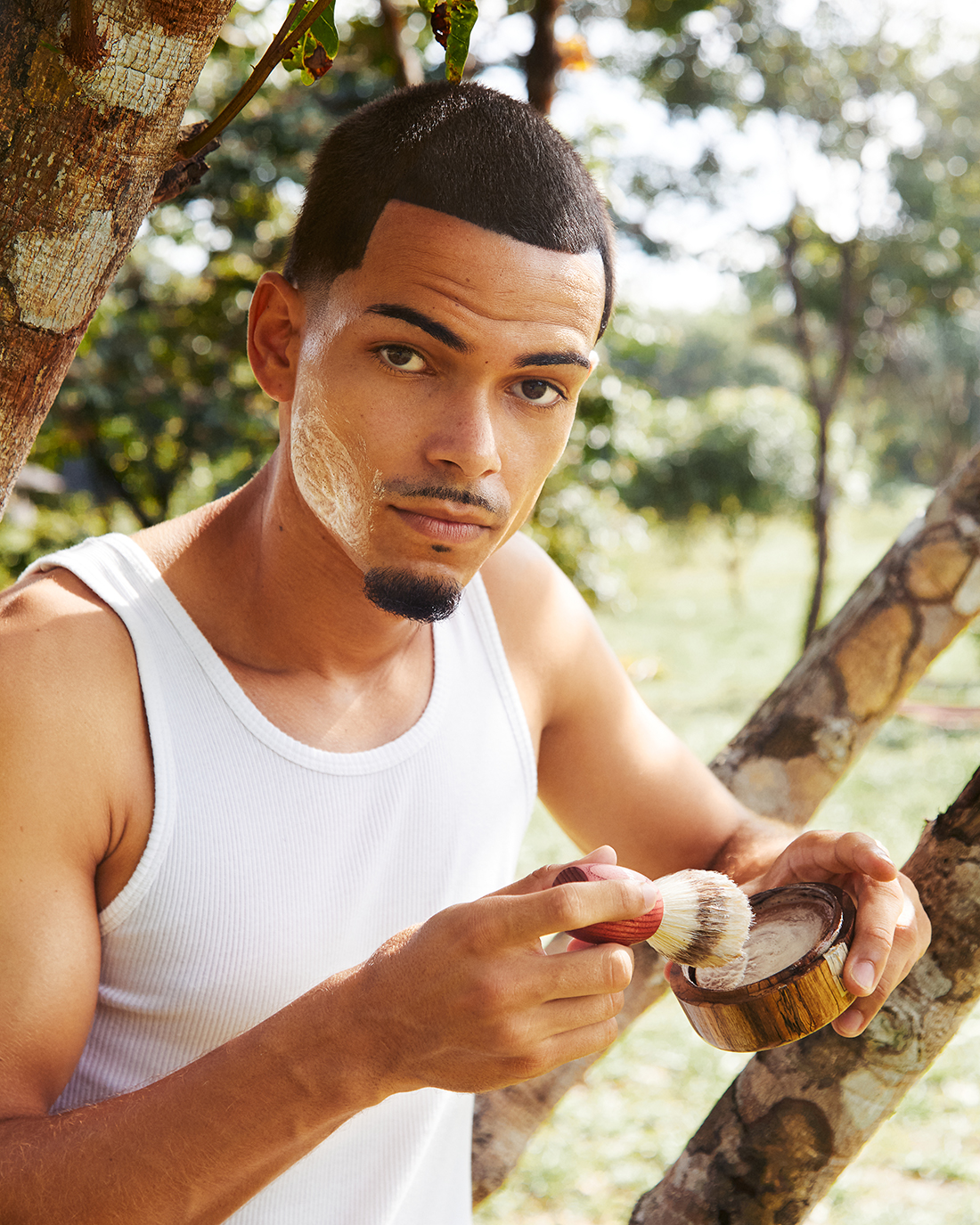 Photoshoot for Nature Amazonie : A man shaving his face by a tree